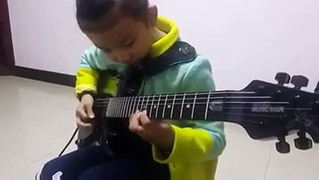 Ce gamin est un génie de la guitare