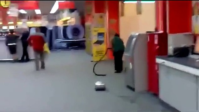 Quand une débile passe l'aspirateur... Hilarant!