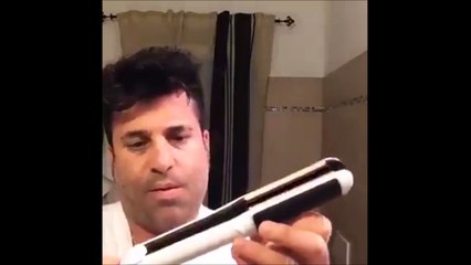 Ce gars essaie d'utiliser un fer à lisser...