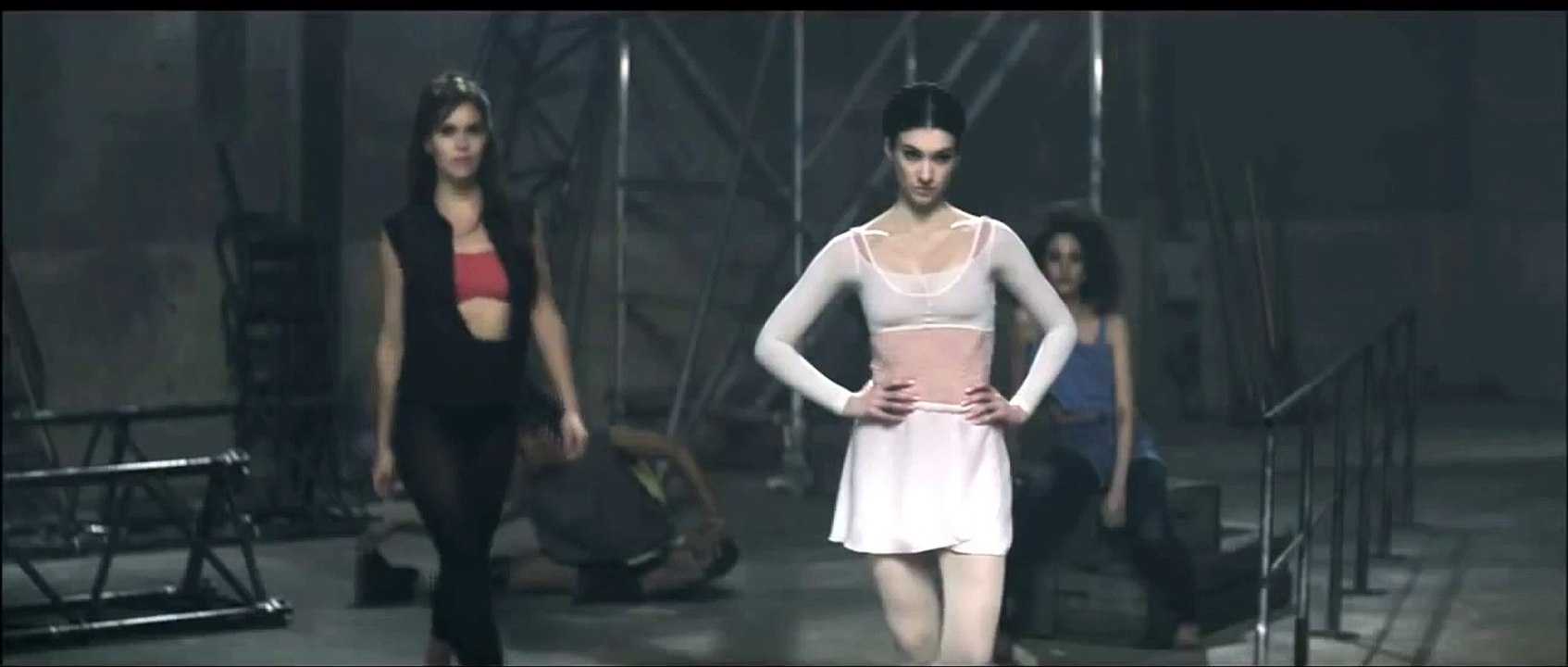 Magnifique cette vidéo avec un cheval qui battle des danseuses