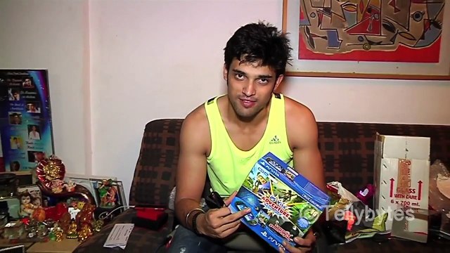 Parth Samthan aka Manik of Kaisi Yeh Yaariyan recieves fans' gifts PART 2