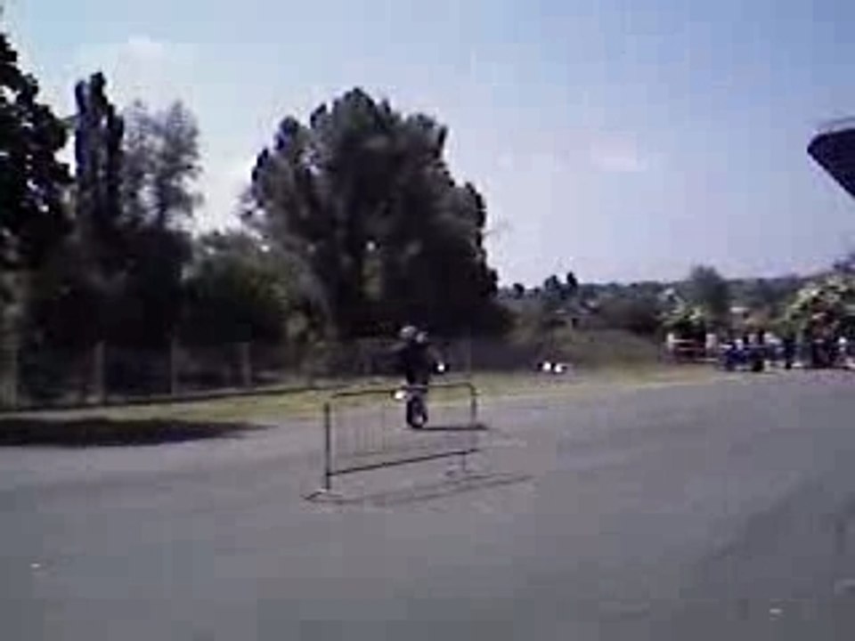 stunt derbi kx avec chute