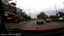 Le passager d'un scooter punit par le karma pour son geste