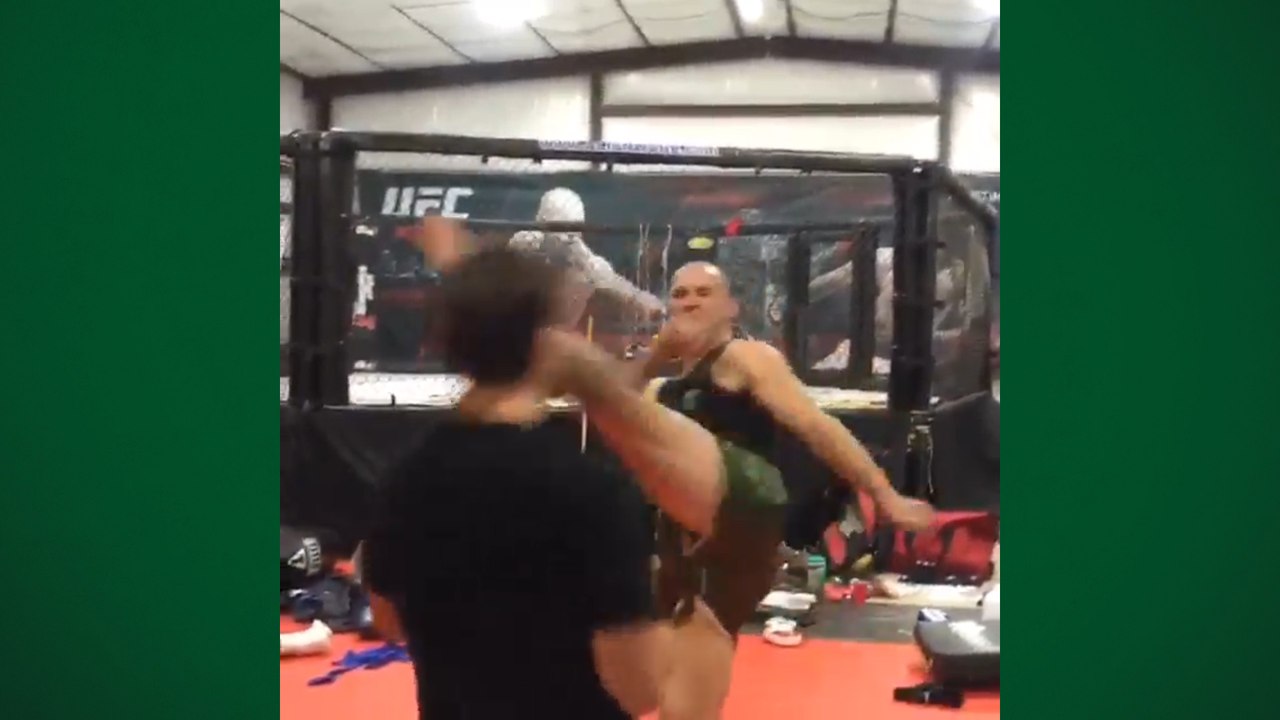Cerrone 'nocauteia' ator com chute na cabeça