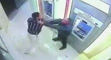 un voleur tombe sur le mauvais client devant un distributeur de banque