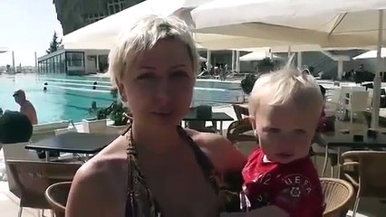 Annesini Emmek İsteyen Bebek Annesine Zor Anlar Yaşatıyor :)