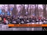 Kiev, rrëzohet busti i Leninit - Top Channel Albania - News - Lajme