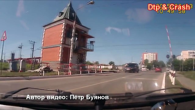 Авария на жд переезде. В дтп пострадало два шлагбаума