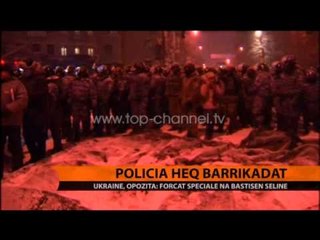 Policia heq barrikadat - Top Channel Albania - News - Lajme