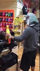 чувак в маске голубя трахает курицу