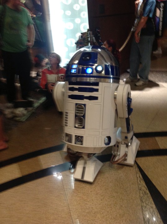 Star Wars the Robot R2D2 Dances Disco