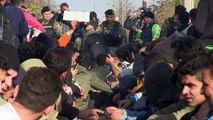 Les migrants à la frontière Grèce-Macédoine implorent de passer