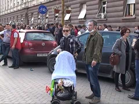 NJE PROTESTUES ANONIM GJURMA QE LA PROTESTA KUNDER ARMEVE KIMIKE SIRIANE LAJM