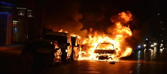 Üç aracın yanmasına neden oldu, polisten böyle kaçtı