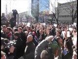 LIROHEN STUDENTET POLICIA E KOSOVES LE TE LIRE PROTESTUESIT E ARRESTUAR LAJM