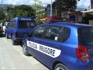 DROGE NE KAKAVIJE POLICIA SEKUESTRON 21 2 KG MARIJUANE NE SHASINE E NJE MAKINE LAJM