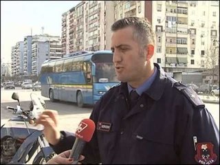 POLICE CIVIL NE SEMAFORE RRUGORET VEJNE NE ZBATIM NJE PLAN TE RI MASASH PER 2014 LAJM