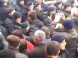 PROTESTA NE GJAKOVE QYTETARET NUK LEJOJNE PELEGRINET SERBE NE KISHEN ORTODOKSE LAJM