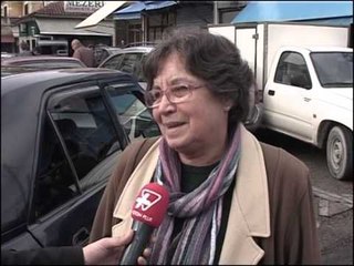 PAZAR ME ÇANTE PREJ RROBE NISME SENSIBILIZUESE KUNDER PERDORIMIT TE QESEVE PLASTIKE LAJM