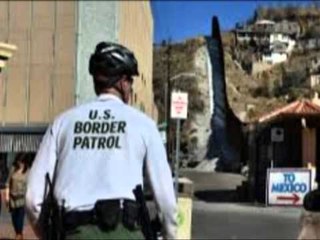 SAKRIFICA E EMIGRANTES FUTET BRENDA NE VALIXHE PER TE KALUAR KUFIRIN PER NE SHBA LAJM