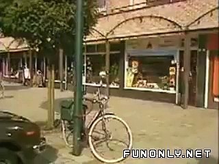 ھاھاھا دیکھیں اس بیچارے لڑکے کی سائیکل کھمنے کا اندر ہی پھنس گئی…
