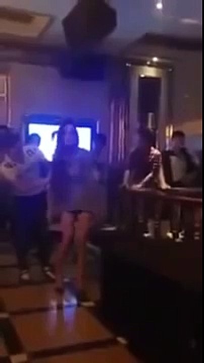 Hot girl đang nhảy trong Bar bất ngờ bị thanh niên troll tụt quần, đươc 1 phen đã
