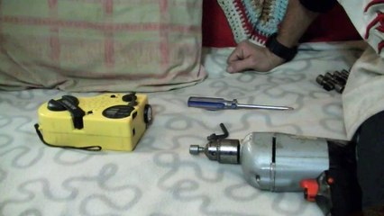 How to rapidly charge batteries using a power drill as a hand-crank assistant - Dynamo audiovox radio