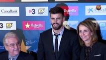 Piqué recibe el premio como mejor jugador catalán