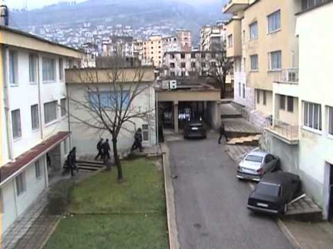 QELLUAN AUTOBUSIN POLICIA E GJIROKASTRES VE NE PRANGA 4 AUTORET E DYSHUAR LAJM