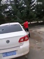 Une femme trompée détruit la voiture de son mari