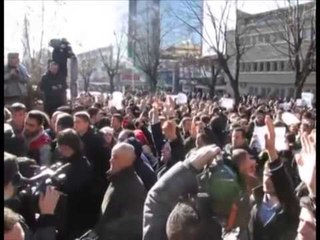 PROTESTA E STUDENTEVE NUK NDALET PROTESTA NE PRISHTINE KUNDER REKTORIT GASHI LAJM