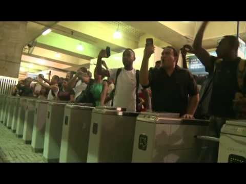 PERGJAKEN PROTESTAT PERPLASJE TE FORTA MES POLICISE DHE PROTESTUESVE NE BRAZIL LAJM