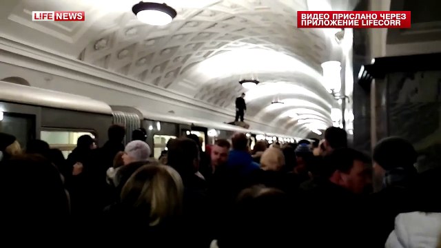 В метро женщина погибла, прыгнув на крышу поезда