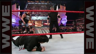 Brock-Lesnar-attacks-Stone-Cold-Steve-Austin