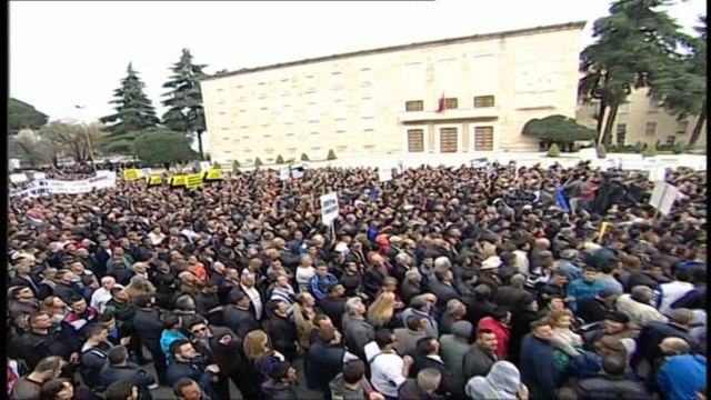 FLASIN QYTETARET GJATE PROTESTES SE OPOZITES