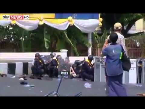 KAOS NE TAJLANDE SERISH VIKTIMA NE BANGKOK NE PERPLASJE ME FORCAT E RENDIT LAJM