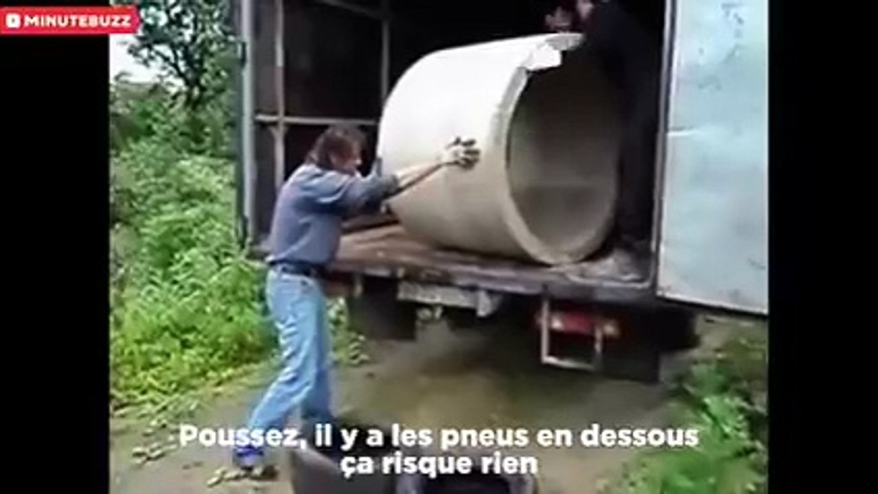 Quand des débiles déchargent un truc très lourd et très fragile... Mauvaise idée!