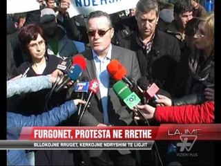 Download Video: Protesta e drejtuesve të furgonëve në rrethe - News, Lajme - Vizion Plus