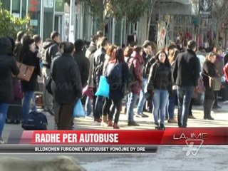 Elbasan, njerëzit në radhë për autobusë - News, Lajme - Vizion Plus