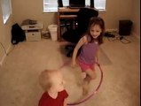 Un bébé pense qu'il fait du Hula-Hoop... Trop mignon