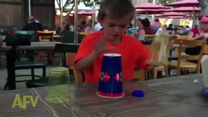 Faire le jeu des gobelets avec des verres transparents... FAIL de gamin!