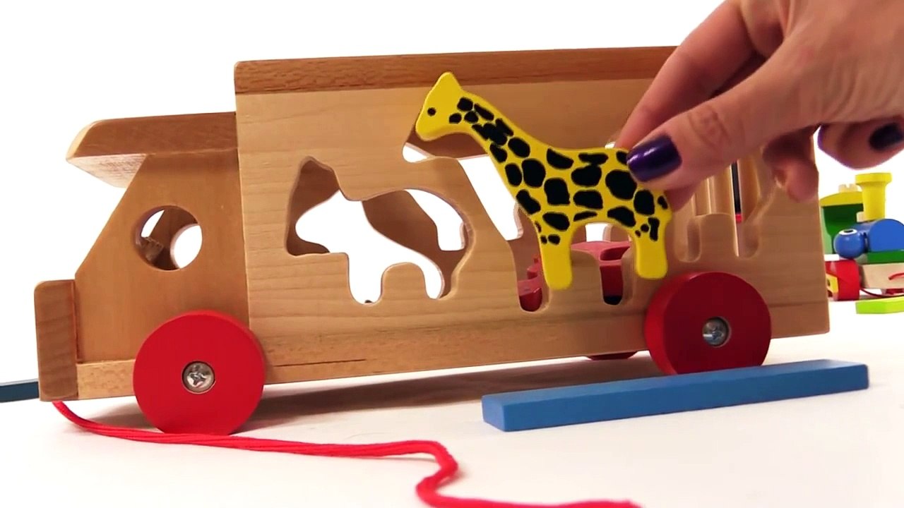 Oyuncaklarla oynuyoruz Hayvanlar ahşap kamyonet ile ormana gidiyor