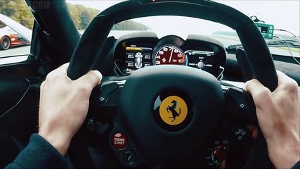 Course entre une McLaren P1 , une Ferrari et une Porsche 918 Spyder