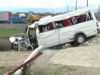 TRAGJEDI NE PERRENJAS RREZOHET MIKROBUSI ME TURISTE,2 VIKTIMA,4 NE GJENDJE TE RENDE LAJM