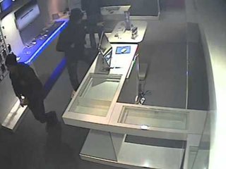 ARRESTOHEN 4 GRABITESIT TE RINJTE DYSHOHEN PER VJEDHJEN E TE PAKTEN 26 DYQANEVE LAJM