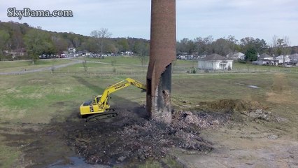 Un ouvrier survit à la chute d'une cheminée de 1300 tonnes pile sur son engin