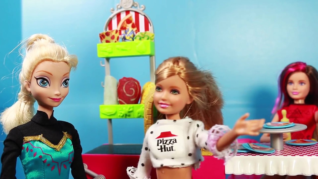 Frozen Elsa Goes to Barbie PIZZERIA DOG IN OVEN Pizza Hut Barbie Play-Doh Disney Barbie Parody