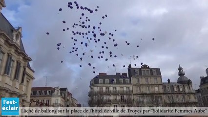 Un lâché de ballons en hommage aux 134 femmes et 35 enfants décédés en 2014 des suites de violences au sein du couple