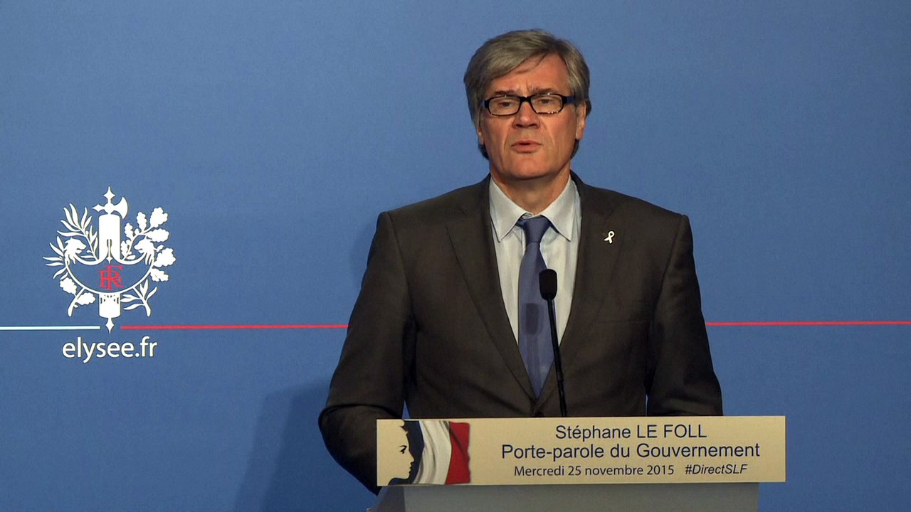 Hollande appelle à "pavoiser" de drapeaux français les domiciles