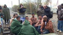 Los refugiados atrapados en la frontera griega piden ayuda a Merkel